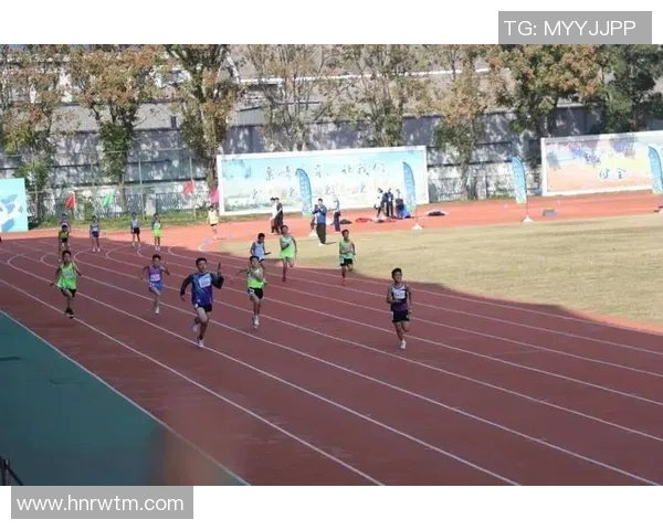 聚焦绿茵巨星赛前风采照展现运动激情与独特个人魅力