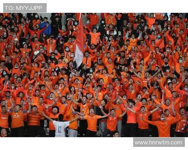 足球巨星怀抱可爱玩偶温情瞬间引发球迷热议