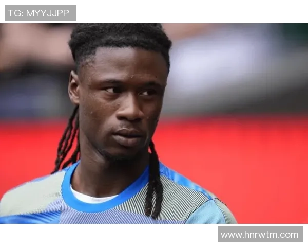 足球球星板寸头展现硬朗气质塑造赛场独特魅力风格